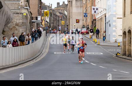 Edinburgh, Schottland, Vereinigtes Königreich, 28. Mai 2023. Edinburgh Marathon: Die führenden Läufer (mit Ollie Garrod an der Spitze) Tausender Marathonläufer laufen die Royal Mile in der Anfangsphase der Route hinunter. Kredit: Sally Anderson/Alamy Live News Stockfoto