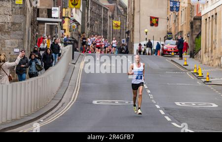 Edinburgh, Schottland, Vereinigtes Königreich, 28. Mai 2023. Edinburgh Marathon: Die führenden Läufer der Tausenden von Marathonläufern laufen die Royal Mile in der Anfangsphase der Route hinunter. Kredit: Sally Anderson/Alamy Live News Stockfoto