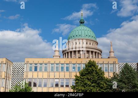 Universität Potsdam mit Nikolaikirche Stockfoto