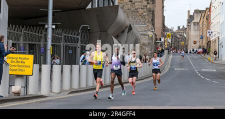 Edinburgh, Schottland, Vereinigtes Königreich, 28. Mai 2023. Edinburgh Marathon: Die führenden Läufer der Tausenden von Marathonläufern laufen die Royal Mile in der Anfangsphase der Route hinunter. Kredit: Sally Anderson/Alamy Live News Stockfoto