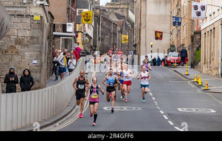 Edinburgh, Schottland, Vereinigtes Königreich, 28. Mai 2023. Edinburgh Marathon: Die führenden Läufer der Tausenden von Marathonläufern laufen die Royal Mile in der Anfangsphase der Route hinunter. Kredit: Sally Anderson/Alamy Live News Stockfoto