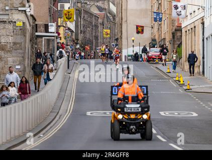 Edinburgh, Schottland, Vereinigtes Königreich, 28. Mai 2023. Edinburgh Marathon: Die führenden Läufer (mit Ollie Garrod an der Spitze) Tausender Marathonläufer laufen die Royal Mile in der Anfangsphase der Route hinunter. Kredit: Sally Anderson/Alamy Live News Stockfoto