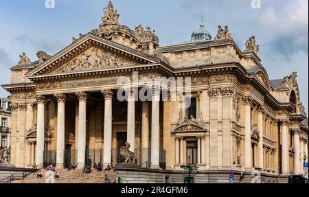 Brüssel, Belgien - 6. Juli 2010 : Brüsseler Börse, Bourse de Bruxelles. Die Leute sitzen lieber und genießen die Sonne, als mit Aktien zu handeln. Stockfoto