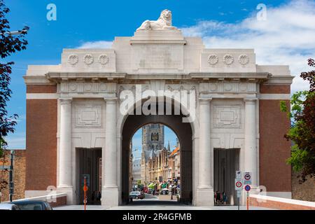 Ypern, Belgien - 7. Juli 2010 : Menen-Tor. Britisches Kriegsdenkmal, errichtet nach dem Ersten Weltkrieg zum Gedenken an tote Soldaten ohne bekanntes Grab. Stockfoto