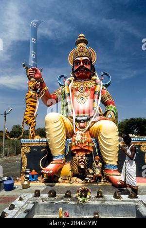 Ayyanar, Dorfschutzgöttin in Salem, Tamil Nadu, Indien, Asien. Ayyanar wurde für Straßenbauarbeiten entfernt Stockfoto