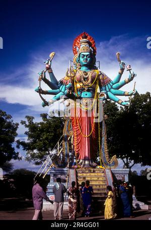 42 Meter hohe Vekkaliamman-Statue in der Nähe von Thoothukudi, Tamil Nadu, Indien, Asien. Die höchste Kalis-Statue in Indien Stockfoto