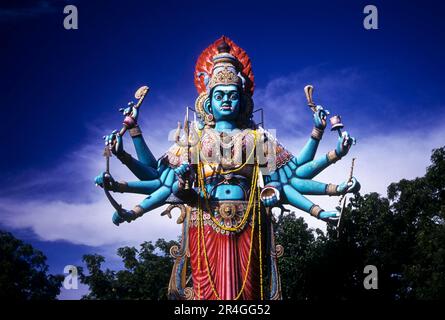 42 Meter hohe Vekkaliamman-Statue in der Nähe von Thoothukudi, Tamil Nadu, Indien, Asien. Die höchste Kali-Statue in Indien Stockfoto