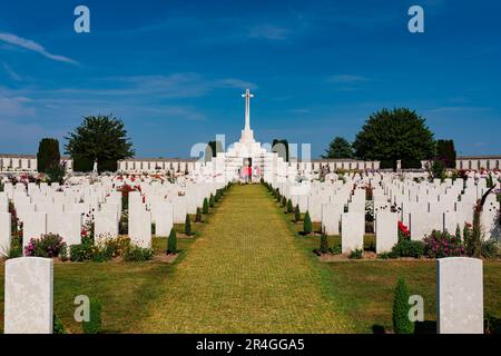 Zonnebeke, Belgien - 8. Juli 2010 : Friedhof Tyne Cot. Großer Commonwealth-Kriegsfriedhof, der größtenteils unbekannte Soldaten aus dem Ersten Weltkrieg enthält. Stockfoto