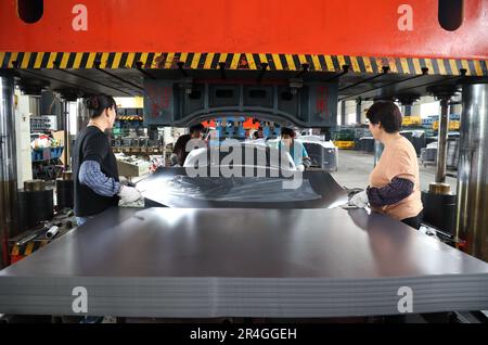 BINZHOU, CHINA - 27. MAI 2023 - Arbeiter arbeiten in einer Werkstatt eines Autoteilenherstellers in Binzhou, Ostchina Provinz Shandong, 27. Mai 2023. Stockfoto