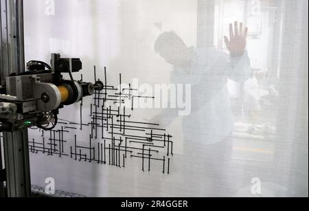 BINZHOU, CHINA - 27. MAI 2023 - Ein Arbeiter eilt in einer Werkstatt eines Autoteilenherstellers in Binzhou, Ostchina Shandong PR Stockfoto