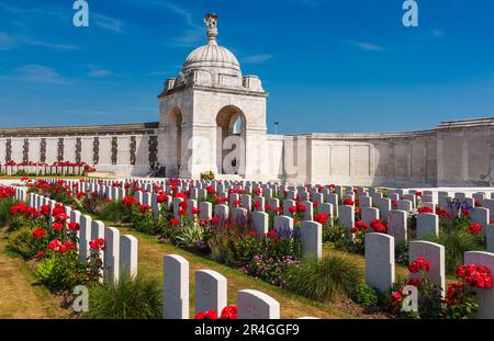 Zonnebeke, Belgien - 8. Juli 2010 : Friedhof Tyne Cot. Großer Commonwealth-Kriegsfriedhof, der größtenteils unbekannte Soldaten aus dem Ersten Weltkrieg enthält. Stockfoto