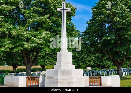 Ypern, Belgien - 8. Juli 2010 : Essex Farm Cemetery. Commonwealth-Militärfriedhof nördlich der Stadt Ieper für Soldaten aus dem Ersten Weltkrieg. Stockfoto