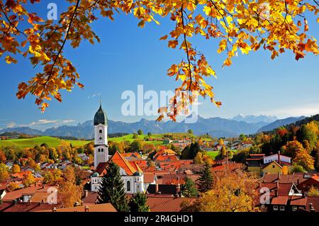 Kirche in Nesselwang in Ostallgaeu, im Hintergrund die Allgaeu-Alpen bei Füssen, Bayern Stockfoto