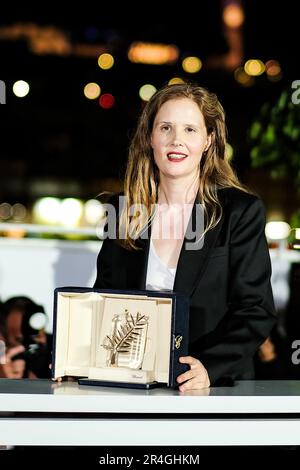 Cannes, Frankreich. Mai 2023. Justine Triet mit ihr The Palme D’Or für „Anatomy of a Fall“, fotografiert während des Fotoaufrufs für die Preisträger des 76. Internationalen Filmfestivals von Cannes am 27. Mai 2023 im Palais des Festivals in Cannes, Frankreich.Credit: JEP Celebrity Photos/Alamy Live News Stockfoto