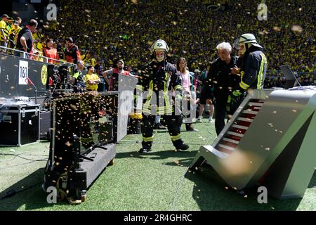 Tierunterstützung vor dem Spiel belagern Bienen den Rand des Feldes, so dass die Feuerwehr eingreifen und die Ausrüstung ausführen muss, Fußball 1. Bundesliga, 34. Spieltag, Borussia Dortmund (DO) - FSV FSV FSV Mainz 05 (MZ) 2:2, am 27. Mai 2023 in Dortmund/Deutschland. Stockfoto