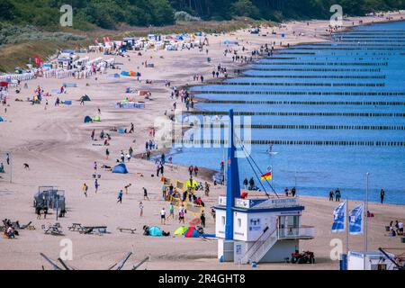 Rostock, Deutschland. 28. Mai 2023. Urlauber und Tagesgäste sind am Strand an der Ostseeküste in Warnemünde. Mit viel Sonnenschein und warmen Temperaturen zeigt Ihnen das Wetter am Pfingstsonntag in Norddeutschland von seiner besten Seite. Kredit: Jens Büttner/dpa/Alamy Live News Stockfoto