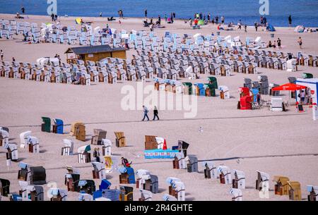 Rostock, Deutschland. 28. Mai 2023. Die ersten Liegen sind am Strand an der Ostseeküste in Warnemünde belegt. Mit viel Sonnenschein und warmen Temperaturen zeigt Ihnen das Wetter am Pfingstsonntag in Norddeutschland von seiner besten Seite. Kredit: Jens Büttner/dpa/Alamy Live News Stockfoto