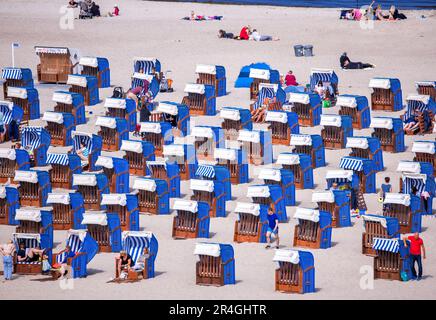 Rostock, Deutschland. 28. Mai 2023. Die ersten Liegen sind am Strand an der Ostseeküste in Warnemünde belegt. Mit viel Sonnenschein und warmen Temperaturen zeigt Ihnen das Wetter am Pfingstsonntag in Norddeutschland von seiner besten Seite. Kredit: Jens Büttner/dpa - ACHTUNG: Nur im Vollformat/dpa/Alamy Live News verwenden Stockfoto