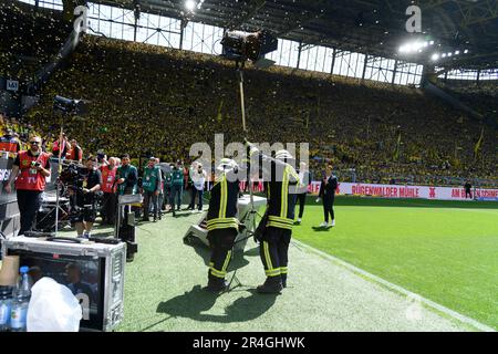 Tierunterstützung vor dem Spiel belagern Bienen den Rand des Feldes, so dass die Feuerwehr eingreifen und die Ausrüstung ausführen muss, Fußball 1. Bundesliga, 34. Spieltag, Borussia Dortmund (DO) - FSV FSV FSV Mainz 05 (MZ) 2:2, am 27. Mai 2023 in Dortmund/Deutschland. Stockfoto