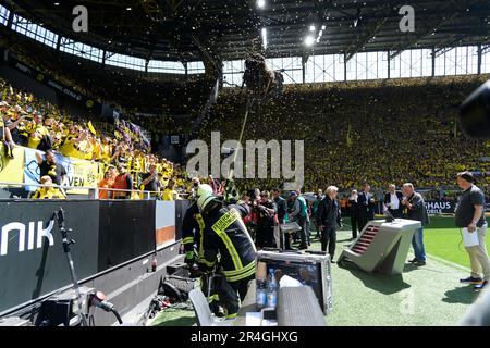 Tierunterstützung vor dem Spiel belagern Bienen den Rand des Feldes, so dass die Feuerwehr eingreifen und die Ausrüstung ausführen muss, Fußball 1. Bundesliga, 34. Spieltag, Borussia Dortmund (DO) - FSV FSV FSV Mainz 05 (MZ) 2:2, am 27. Mai 2023 in Dortmund/Deutschland. Stockfoto