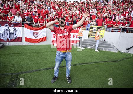 Antwerpen, Belgien. 28. Mai 2023. Tourist LeMC singt vor einem Fußballspiel zwischen dem Royal Antwerpen FC RAFC und der Royale Union Saint-Gilloise, Sonntag, den 28. Mai 2023 in Antwerpen, am 5. Tag der Spiele der Champions in der ersten Liga der „Jupiler Pro League“ der belgischen Meisterschaft. BELGA FOTO TOM GOYVAERTS Kredit: Belga News Agency/Alamy Live News Stockfoto