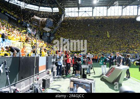 Tierunterstützung vor dem Spiel belagern Bienen den Rand des Spielfelds, Fußball 1. Bundesliga, 34. Spieltag, Borussia Dortmund (DO) - FSV FSV Mainz 05 (MZ) 2: 2, am 27. Mai 2023 in Dortmund/Deutschland. Stockfoto