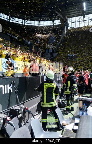 Dortmund, Deutschland. 27. Mai 2023. Tierhalterungen vor dem Spiel belagern Bienen den Rand des Feldes, so dass die Feuerwehr eingreifen muss, Fußball 1. Bundesliga, 34. Spieltag, Borussia Dortmund (DO) - FSV FSV FSV Mainz 05 (MZ) 2: 2, am 05.27/2023 in Dortmund/Deutschland. Kredit: dpa/Alamy Live News Stockfoto