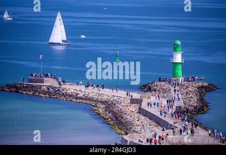 Rostock, Deutschland. 28. Mai 2023. Urlauber und Tagesbesucher befinden sich am Pier an der Ostseeküste in Warnemünde. Mit viel Sonnenschein und warmen Temperaturen zeigt Ihnen das Wetter am Pfingstsonntag in Norddeutschland von seiner besten Seite. Kredit: Jens Büttner/dpa/Alamy Live News Stockfoto