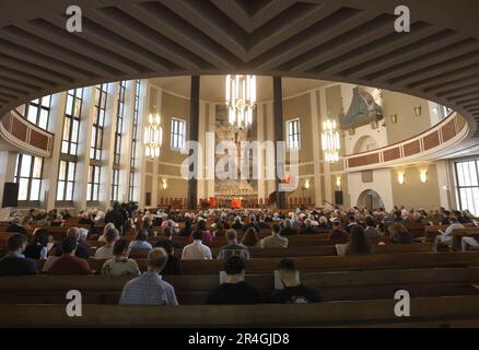 München, Deutschland. 28. Mai 2023. Gläubige sitzen während eines feierlichen Gottesdienstes in St. Matthews lutherische Gemeinde Kirche. Die Christen in Bayern feiern diesen Sonntag den Pfingsten, das Fest des Heiligen Geistes. Sowohl Katholiken als auch Protestanten halten im ganzen Staat Festveranstaltungen ab. Kredit: Karl-Josef Hildenbrand/dpa/Alamy Live News Stockfoto