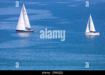 Rostock, Deutschland. 28. Mai 2023. Segelboote fahren auf der Ostsee vor Warnemünde. Mit viel Sonnenschein und warmen Temperaturen zeigt Ihnen das Wetter am Pfingstsonntag in Norddeutschland von seiner besten Seite. Kredit: Jens Büttner/dpa/Alamy Live News Stockfoto