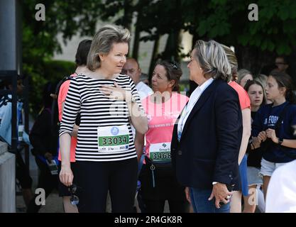 Brüssel, Belgien. 28. Mai 2023. Königin Mathilde von Belgien, abgebildet auf der 43. Ausgabe des 20 km langen Laufveranstalters Brussel – 20 km de Bruxelles, Sonntag, den 28. Mai 2023 in Brüssel. BELGA FOTO JOHN THYS Kredit: Belga News Agency/Alamy Live News Stockfoto