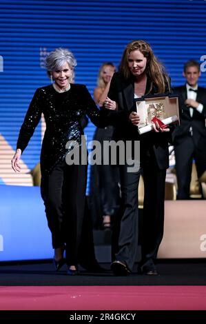 Jane Fonda und Justine Triet mit der Goldenen Palme für den besten Film 'Anatomie d'une Chute' bei der Preisverleihung auf dem Festival de Cannes 2023 / 76. Internationale Filmfestspiele von Cannes am Palais des Festivals. Cannes, 27.05.2023 Stockfoto