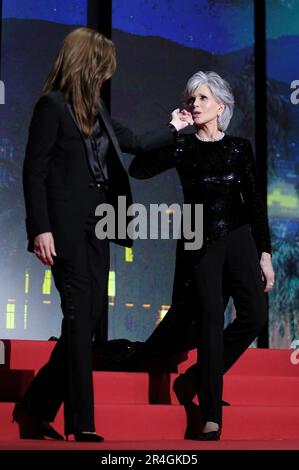 Justine Triet und Jane Fonda bei der Preisverleihung auf dem Festival de Cannes 2023 / 76. Internationale Filmfestspiele von Cannes am Palais des Festivals. Cannes, 27.05.2023 Stockfoto