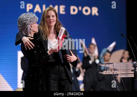 Jane Fonda und Justine Triet bei der Preisverleihung auf dem Festival de Cannes 2023 / 76. Internationale Filmfestspiele von Cannes am Palais des Festivals. Cannes, 27.05.2023 Stockfoto