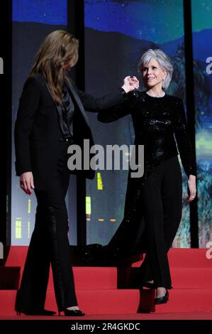 Justine Triet und Jane Fonda bei der Preisverleihung auf dem Festival de Cannes 2023 / 76. Internationale Filmfestspiele von Cannes am Palais des Festivals. Cannes, 27.05.2023 Stockfoto