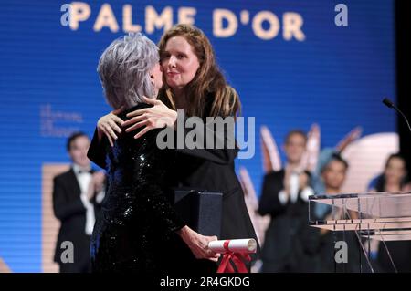 Jane Fonda und Justine Triet bei der Preisverleihung auf dem Festival de Cannes 2023 / 76. Internationale Filmfestspiele von Cannes am Palais des Festivals. Cannes, 27.05.2023 Stockfoto