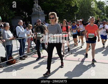 Brüssel, Belgien. 28. Mai 2023. Königin Mathilde von Belgien, abgebildet auf der 43. Ausgabe des 20 km langen Laufveranstalters Brussel – 20 km de Bruxelles, Sonntag, den 28. Mai 2023 in Brüssel. BELGA FOTO JOHN THYS Kredit: Belga News Agency/Alamy Live News Stockfoto