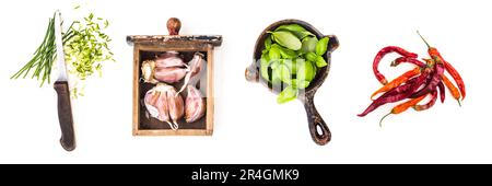 Gewürze und Kräuter mit Retro-Küchengeräten isoliert auf weißem Hintergrund Stockfoto