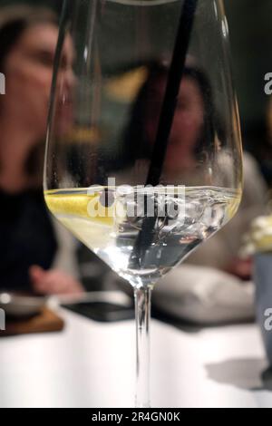 Ein mit Gin und Tonic gefülltes Glas im Vordergrund mit selektivem Fokus Stockfoto