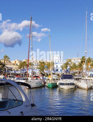 Estepona, Costa del Sol, Provinz Malaga, Andalusien, Südspanien. Die Marina, der vollständige Name Puerto Deportivo de Estepona. Stockfoto