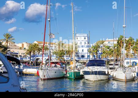 Estepona, Costa del Sol, Provinz Malaga, Andalusien, Südspanien. Die Marina, der vollständige Name Puerto Deportivo de Estepona. Stockfoto