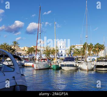 Estepona, Costa del Sol, Provinz Malaga, Andalusien, Südspanien. Die Marina, der vollständige Name Puerto Deportivo de Estepona. Stockfoto