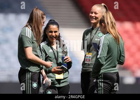 Jacnta Galabadaarachchi von Celtic (2. von links) spricht mit Teamkollegen, während sie das Spielfeld vor dem Finalspiel des Women's Scottish Cup im Hampden Park, Glasgow, inspiziert. Foto: Sonntag, 28. Mai 2023. Stockfoto