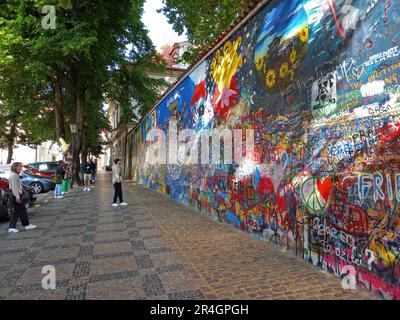 Prag, Tschechische Republik - 26. Mai 2023: Die berühmte John-Lennon-Mauer in Prag. Stockfoto