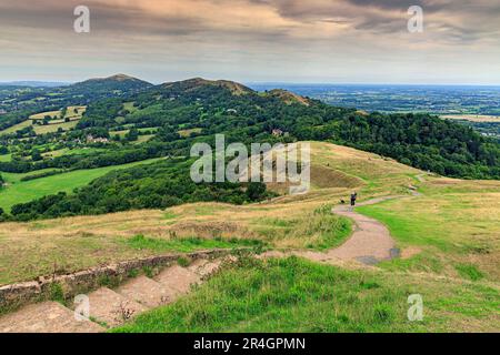 Von den Erdbauten des British Camp/Herefordshire Beacon entlang des Malvern Hills Ridges, Worcestershire, England, aus Richtung Norden Stockfoto