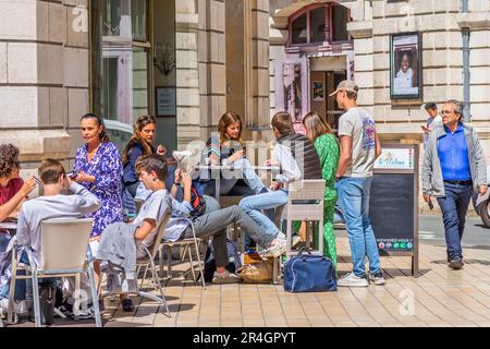 Gruppe von Studenten, die morgens Kaffee auf der Café-Terrasse genießen - Tours, Indre-et-Loire (37), Frankreich. Stockfoto