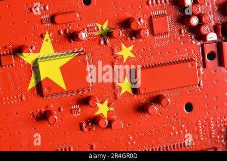 Flagge der Republik China auf einer rot lackierten Leiterplatte. Konzept für die Überlegenheit in der globalen Mikrochip- und Halbleiterfertigung. Stockfoto
