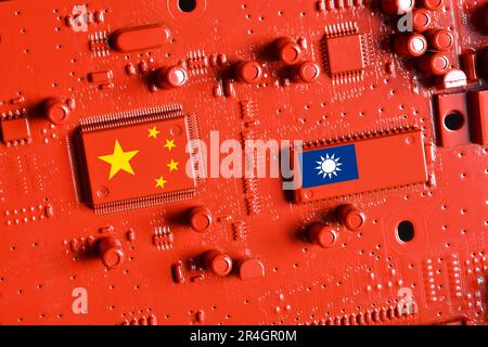 Flagge der Republik China und Taiwans auf den Chips einer rot lackierten Leiterplatte. Konzept der Vorherrschaft im globalen Mikrochip und Stockfoto