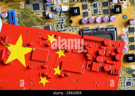 Flagge der Republik China auf einer rot lackierten Leiterplatte. Konzept für die Überlegenheit in der globalen Mikrochip- und Halbleiterfertigung. Stockfoto