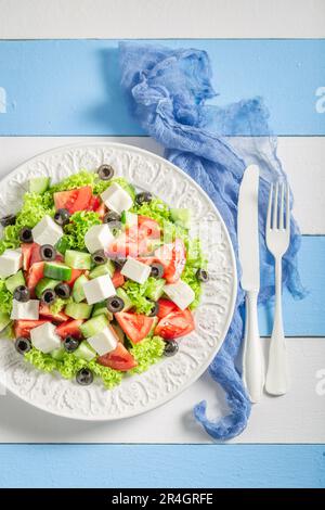 Köstlicher und hausgemachter griechischer Salat mit Salat, Tomaten und Zwiebeln. Traditioneller Salat aus Griechenland. Stockfoto